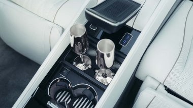 Mercedes Maybach GLS 680, la console tra i sedili posteriori