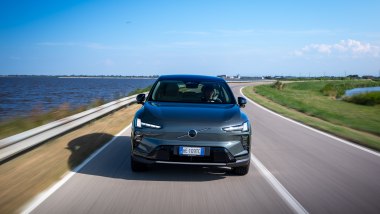 Al volante della nuova Volvo EX60 2027