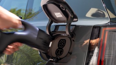 Volvo EX60 2027, la presa di ricarica