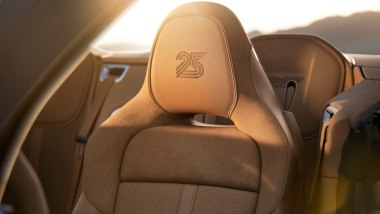 Aston Martin Vanquish 25, l'emblema ricamato sui poggiatesta