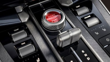 Aston Martin Vanquish 25, il tasto di avviamento rosso
