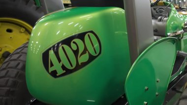 Il John Deere 4020 di Chip Foose ha la coda boat tail delle auto da corsa vintage
