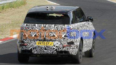 Range Rover Sport 2027, le camuffature coprono novità nel paraurti e nelle luci