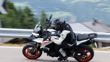 Benelli TRK 902: le pedane sono ora pi&ugrave; centrali