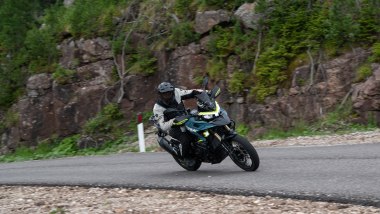 Benelli TRK 902: il peso extra della Explorer la penalizza nei cambi di direzione