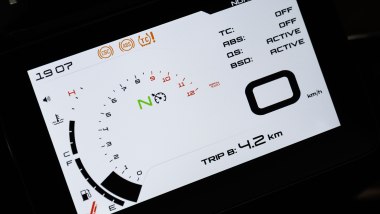Benelli TRK 902: la strumentazione cresce di dimensione