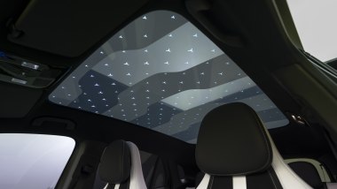 Nuova Mercedes GLA 2027 Electric, il tetto panoramico LCD con stelle luminose