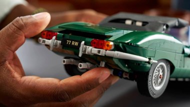 LEGO Icons Jaguar E-Type, la versione 77 RW
