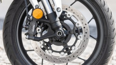 Honda CB1000F 2026: l'impianto frenante &egrave; adatto a ritmi sostenuti