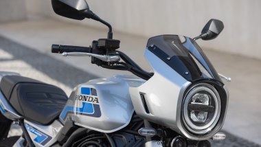 Honda CB1000F 2026: con il cupolino - rigorosamente squadrato - l'effetto amarcord &egrave; ancor pi&ugrave; riuscito