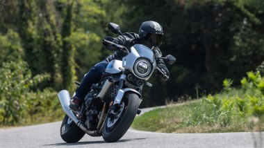Honda CB1000F 2026: in azione con la roadster retr&ograve;