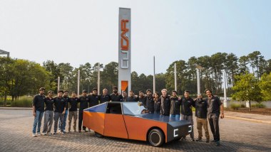 Prototipo auto elettrica con pannelli solari