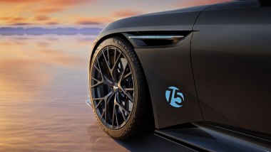 Aston Martin DB12 S Pebble Beach, il dettaglio del numero 75