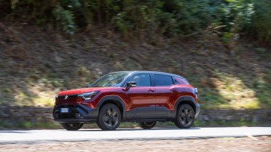 Al volante della Suzuki e-Vitara