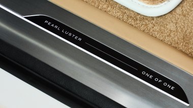 Range Rover SV Pearl Luster, la scritta