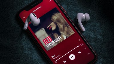 Taylor Swift, un brano in streaming - Foto di Omid Armin su Unsplash
