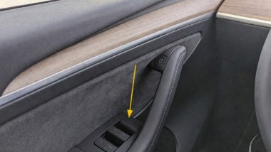 La maniglia meccanica di sicurezza sulle Tesla