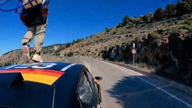 Dimitris Kolliakos col paramotore cammina sul tetto della Mazda3 Bullit