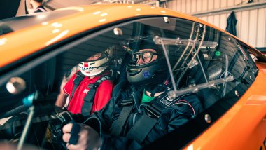 Studio Castrol sul piacere di guida: al volante della McLaren Artura GT4