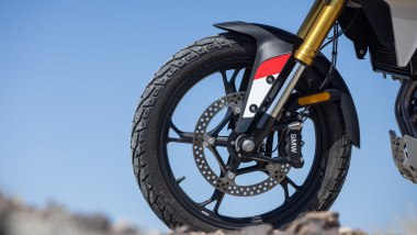 BMW F 450 GS: al momento solo cerchi in lega, ma con quelli a raggi e la sella Rally diventa ancor più fascinosa
