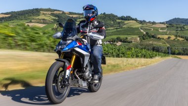 BMW F 450 GS: in azione su strada