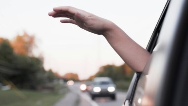 Guidare col finestrino abbassato fa male alle orecchie - Foto di Karthik Sridasyam su Unsplash