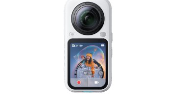 Insta360 X6, lo schermo è touch anche con i guanti