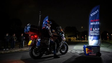 Triumph Tiger 1200 2027 con Sam Sunderland alla partenza del giro del mondo