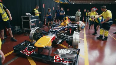 La monoposto Red Bull RB8 di F1 con le ruote speciali per i binari
