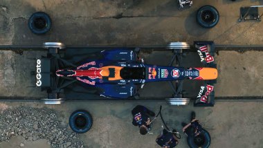 La monoposto Red Bull RB8 di F1 si prepara a entrare nel tunnel della metro