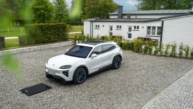 Porsche Cayenne Electric 2027, la ricarica wireless