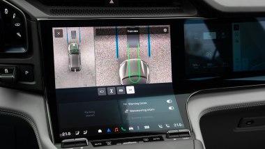 Porsche Cayenne Electric 2027, il posizionamento per la ricarica wireless