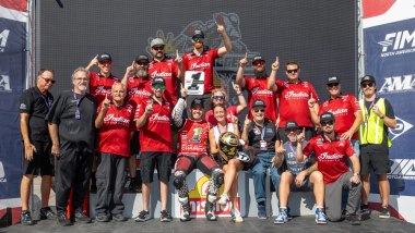 Il team al completo festeggia il titolo di Hiden Gillim