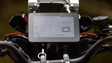 Benelli TRK 902 Xplorer: TFT maggiorato ma con grafiche familiari a quelli della 702