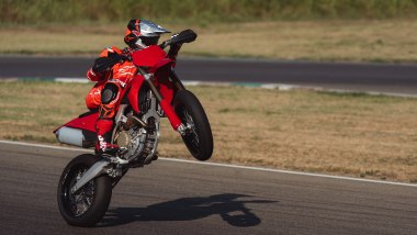 Ducati Desmo450 SM, il carattere fun sembrerebbe esserci