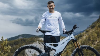 Tony Bou con il concept della prima Honda e-MTB di serie