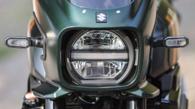 Suzuki GSX-8TT, il faro a LED circolare omaggia la Titan, primo modello Suzuki importato in Italia
