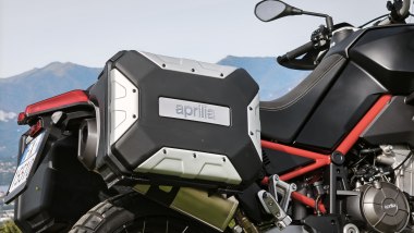 Aprilia Tuareg 660, la borsa sinistra ha una volumetria sacrificata dallo scarico alto