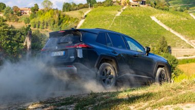 Al volante della nuova Suzuki Across 2027