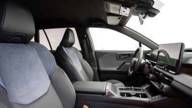 Nuova Suzuki Across 2027, i sedili anteriori