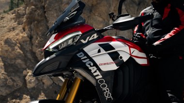 Ducati Multistrada V4 Pikes Peak 2027, la grafica si rifà al mondo delle corse