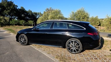 Mercedes CLA Shooting Brake ibrida, di profilo