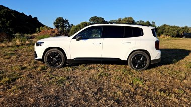 Mercedes GLB Hybrid di profilo