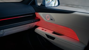 Lexus ES 350e 2027, il bambù è traslucido fa filtrare le luci ambient