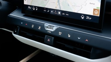 Lexus ES 350e 2027, i tasti Hidden Touch che si spengono e scompaiono dietro al rivestimento in pelle