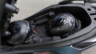 Voge SR450X: ampio il vano sottosella