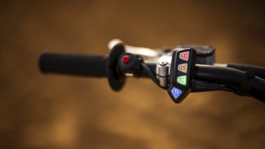 Triumph TF 250-X 2027, dettaglio del manubrio e dei comandi