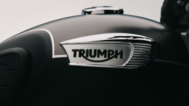 Triumph Bonneville T40, sul serbatoio c'è il logo 3D come sulle sorelle maggiori