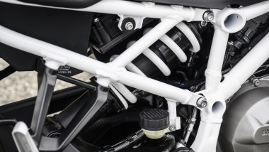 Nuova BMW F 450 R, il mono ammortizzatore &egrave; regolabile in precarico molla ed estensione