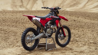 Ducati Desmo450 MX 2027, la Factory prevede sospensioni pregiate, elettronica personalizzabile e scarico in titanio